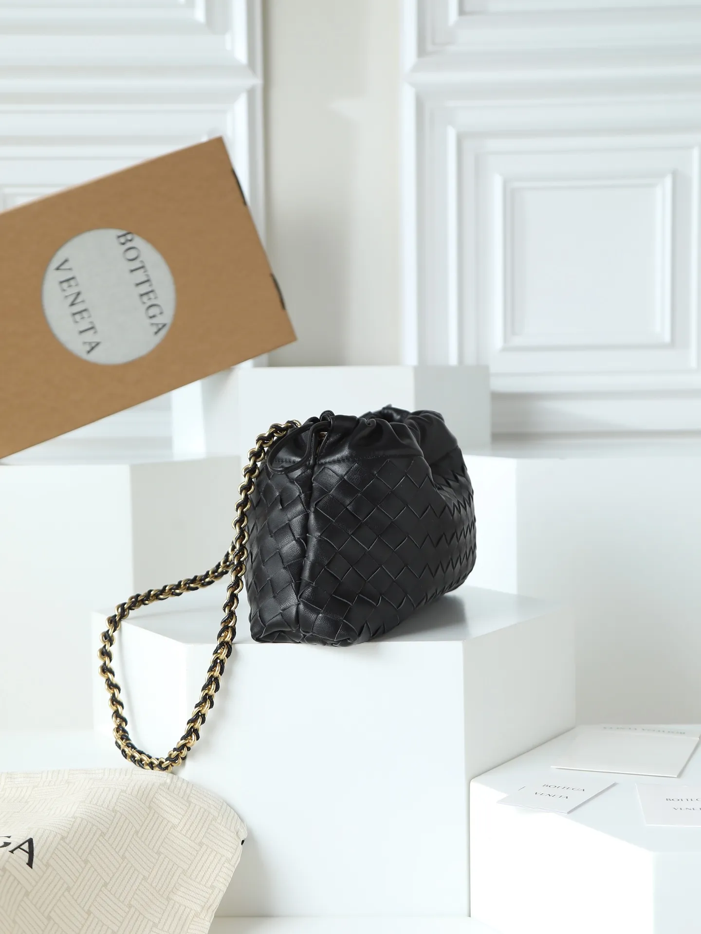 p1600. BOTTEGA VENETA 2025 new women's Dustbag Notte clutch. Dustbag, which has been very popular since its launch, has a chain clause! ! The hand-carrying method is reminiscent of the classic bag type Pouch , light and elegant, the retained drawstring design can be used as a bag, and the chain is longer, which is very suitable for sisters who like to carry their hands cross-body with their hands free. No matter which way you carry it, you can change the way you carry it according to the occasion and your mood of the day, which can make the overall outfit more fashionable🪄🪄The body of the bag has also been widened. It is the rainy season and the weather is hot, so it can easily accommodate small umbrellas and water bottles. The interior is made of nylon, which is light and comfortable to carry, and is very suitable for summer use. Style number: 839394 Size: 33*19*8cm